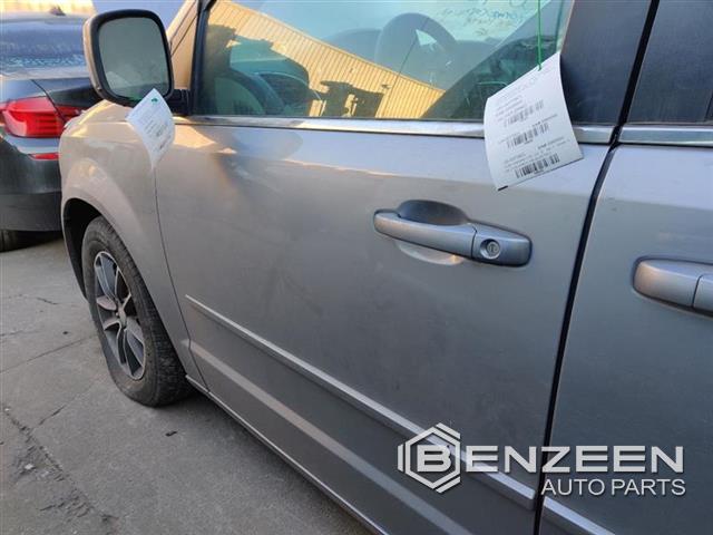 2017 Dodge Caravan Front Door (Left)
