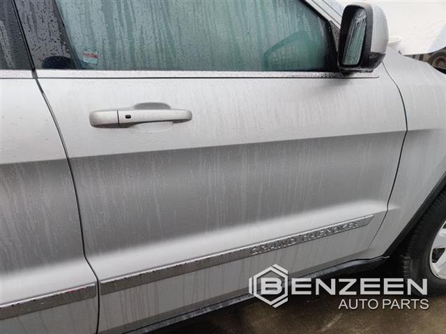 2011 Jeep Grand Cherokee Front Door (Right)