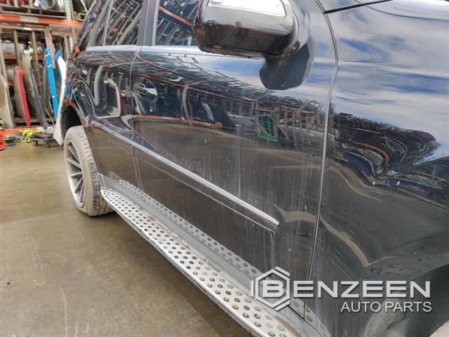 2006 Mercedes-Benz ML550 Front Door (Right)