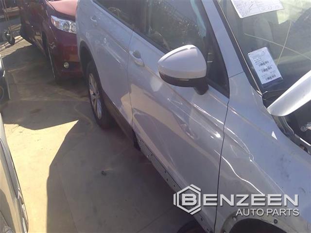 2019 VOLKSWAGEN Tiguan Front Door (Right)