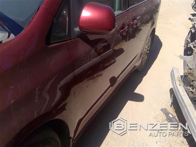 2011 Toyota Sienna Front Door (Left)